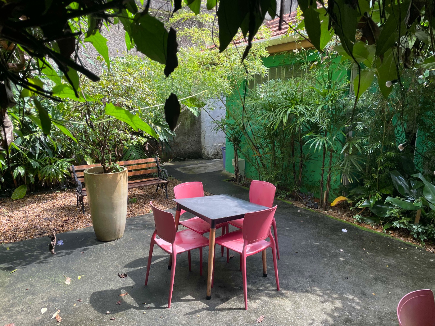 Jardim com mesa e cadeiras